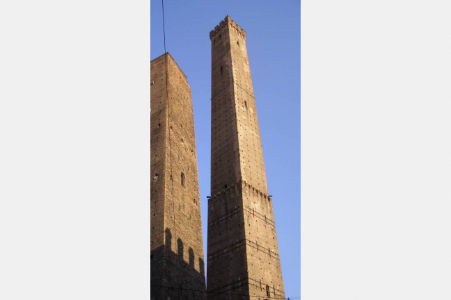 Platz 9: Asinelli-Turm - der höchste Turm des Mittelalters; abgesehen von Kirchtürmen (92,20 Meter) Platz 9: Asinelli-Turm - der höchste Turm des Mittelalters; abgesehen von Kirchtürmen (92,20 Meter)
