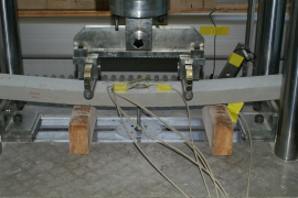 In ihren Laborversuchen konnten die Forschenden nachweisen, dass die selbstvorgespannten CFK-Betonelemente vergleichbare Lasten tragen konnten als  konventionell vorgespannte CFK-Betonelement. © Foto: Empa