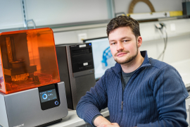 Dustin Jantos beobachtet die Entstehung von Bauteilen in 3D. © Damian Gorczany 