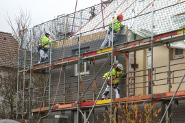 Montage eines vorgefertigten Fassadenelements am Wohnquartier "Kuckuck" 