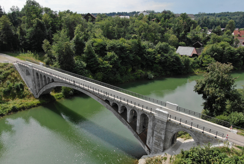 Instandsetzung einer denkmalgeschützten Stampfbetonbrücke, Illerbrücke in Illerbeuren, Konstruktionsgruppe Bauen AG Kempten | Fotografin: Eva Bartussek