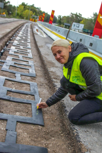 Die Ladespulen werden in Form eines flachen, durchgehenden Bands verbaut. © Electreon 