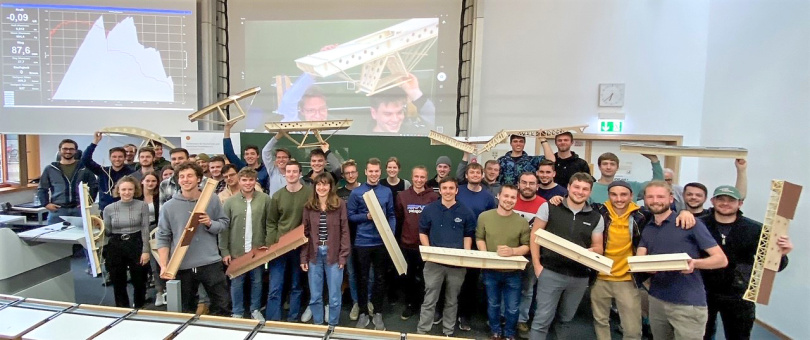 Mehr als 40 Studentinnen und Studenten waren beim Holzbrücken-Wettbewerb der Fakultät für Holztechnik und Bau an der TH Rosenheim dabei. Foto: Benno Eierle