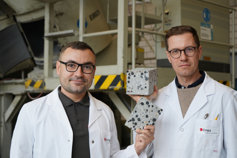 Beton ohne Emissionen: Empa-Forscher Mateusz Wyrzykowski (rechts) und Nikolajs Toropovs ersetzen herkömmliche Gesteinskörnungen durch Pellets aus Pflanzenkohle und loten damit das Potenzial von CO2-neutralem oder gar CO2-negativem Beton aus. Bild: Empa