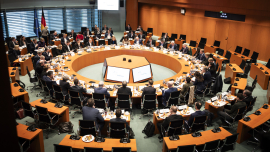 Aufnahme aus dem Sitzungssaal im Bundeskanzleramt. Quelle: Bundesregierung / Sandra Steins 