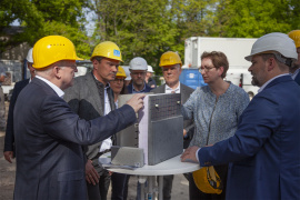 Bundesministerin Klara Geywitz (2.v.r.) mit einem Carbonbeton-Wandelement beim Besuch der Baustelle des ersten öffentlichen Gebäudes mit Carbonbeton. Foto: Stefan Gröschel
