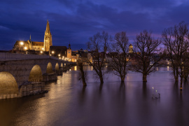 Steinerne Brücke in Regensburg bei Hochwasser. Foto: © Thomas Rieger / Adobe Stock