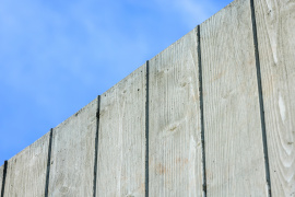 Sehenswerte Betonoptik: Mit einer sehenswerten, einer Brettstruktur nachempfundenen Betonoberfläche passt sich die Schutzwand an das Orts- und Landschaftsbild an. (Foto: PERI Deutschland)
