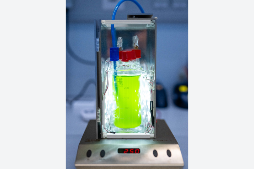 Photobioreaktor des Fraunhofer FEP im Labormaßstab zur Kultivierung von Cyanobakterien unter definierten Licht-, Temperatur- und Gasbedingungen. © Fraunhofer FEP