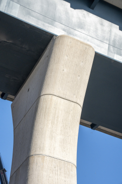 Das Skelett der Brücke bildet ein Stahlverbundhohlkasten, der in vier Intervallen mit einer Verschub-Geschwindigkeit von zehn Metern pro Stunde über die Pfeiler gezogen wurde. Foto: Christian Buck / Heidelberg Materials AG