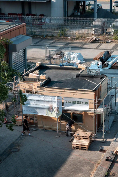 Aufbauarbeiten des innovativen Pavillons CRCLR HUT auf dem Gelände der Urban Tech Republic in Berlin TXL. Foto: TRIQBRIQ AG