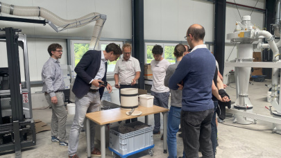 Im Anschluss werden die neuen Materialzusammensetzungen für die mineralischen Füllstoffe untersucht. Foto: Lukas Quast / TH Köln