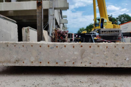 Betonteile wie dieses, an dessen Schnittstelle man die Bewehrung aus Stahl punktförmig erkennen kann, haben die Forschenden von den derzeitigen Baustellen auf dem Campus der Ruhr-Universität Bochum geborgen und untersucht. Foto: David Sanio