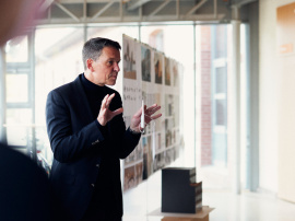 Prof. Dipl.-Ing. Andreas Kopp ist Experte für nachhaltiges Bauen durch die Umnutzung und Umwandlung bestehender Gebäude: ein zentrales Zukunftsfeld der Architektur. Foto: Patrick Pollmeier / HSBI 