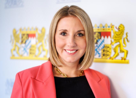 Die bayerische Kultusministerin Anna Stolz ist Schirmherrin des bayerischen Landeswettbewerbs Junior.ING. Foto: StMUK