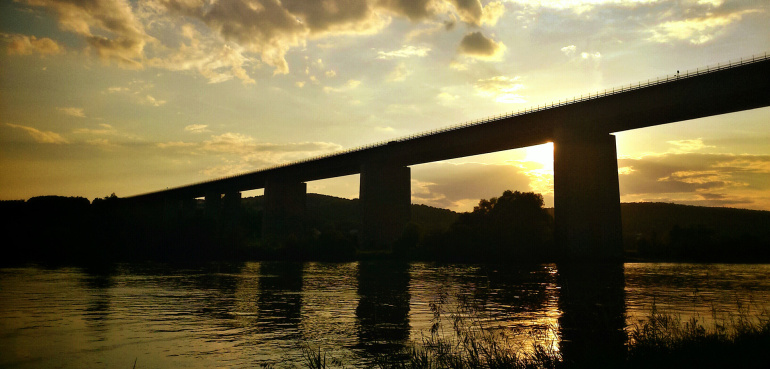 Käme es zu einer Vollsperrung der Donaubrücke Sinzing bei Regensburg, läge der volkswirtschaftliche Schaden bei über 75 Millionen Euro. Foto: SistaX / Adobe Stock 