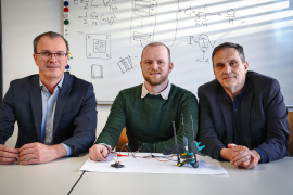 Betreuer Prof. Dr. Markus Weber, Student Simeon Ulm und Prof. Dr. Franz-Josef Ulm (v.l.). Foto: Dennis Mangold / Hochschule Coburg