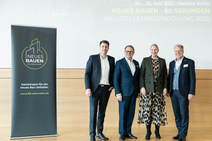 Die Initiatoren der Taskforce „Mehr Wohnraum im Dach“ (v.l.n.r.): Matthias Mager (Velux Deutschland, Leitung der Taskforce), Robert Kroth (Neues Bauen – 80 Sekunden), Tina Bünsow (Leaftech), Günter Broeks (Schlüter-Systems). © digitalis365 GmbH