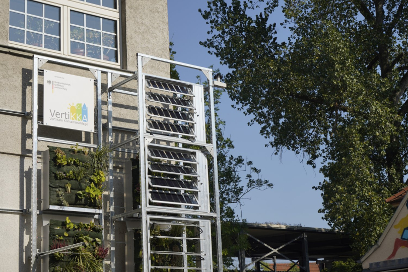 Ein Prototyp der sogenannten „vertikale Klimakläranlage“ (VertiKKA) steht seit September 2024 in Weimar. © Dana Höftmann
