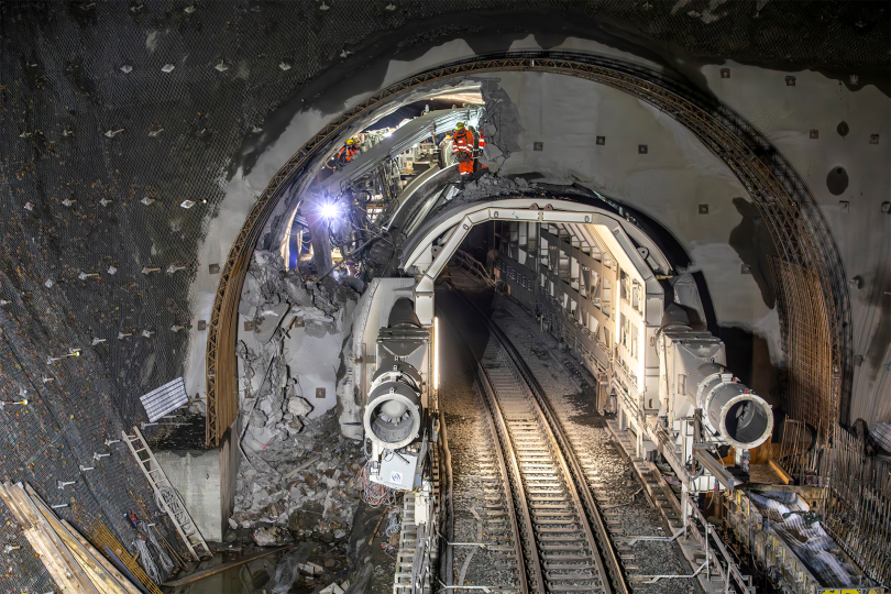 Bahndurchfahrt durch das Tunnel Enlargement System auf der Lahntalbahn, kurz vor Start der Vortriebsarbeiten am Cramberger Tunnel.