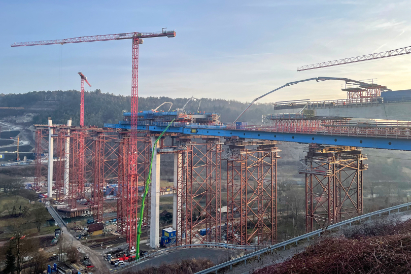 Hochbrücke Horb: Überbau des ersten Pylonen fertiggestellt