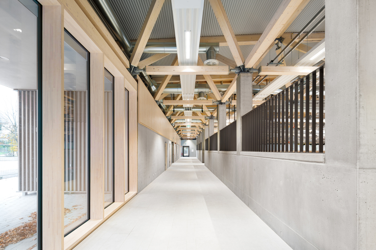 Ansicht des Erschließungsflures der Dreifach-Turnhalle. Foto: Ralf Dieter Bischoff