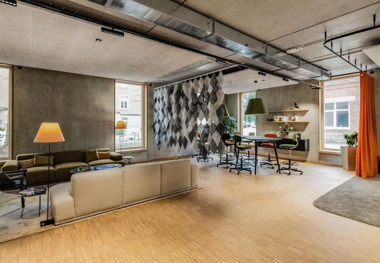 Der Blick in das offene Erdgeschoss. Foto: © Karolina Parot