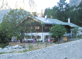 Die Wimbachgrieshütte ist eine Schutzhütte des Bezirks München der Naturfreunde Deutschland (NFD), gelegen auf 1327 m ü. NHN Höhe in der Gemeinde Ramsau in den Berchtesgadener Alpen. Foto: Thorsten Hartmann / Wikipedia / CC BY-SA 3.0