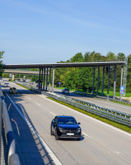Die Photovoltaik-Überdachung an der Staatsstraße 2584 beim Flughafenzubringer in Hallbergmoos. Foto: Thomas Winszczyk / StMB 