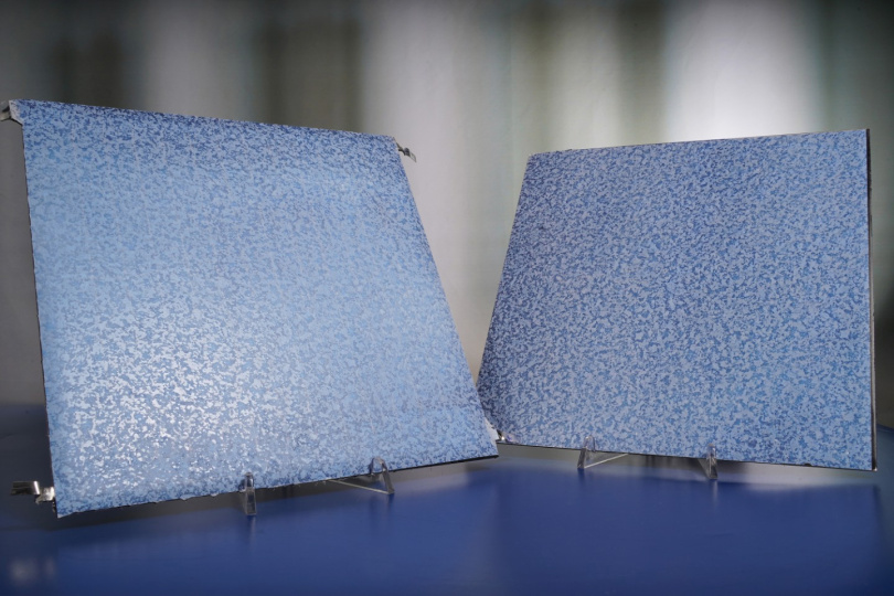 Mit Dekorfolie kaschierte, frei kombinierbare Fassadenelemente – links ein PV-Modul und rechts ein Blechfassadenelement ohne PV-Funktionalität. Foto: © Finn Hoyer / Fraunhofer FEP