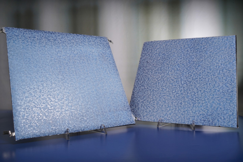 Mit Dekorfolie kaschierte, frei kombinierbare Fassadenelemente – links ein PV-Modul und rechts ein Blechfassadenelement ohne PV-Funktionalität. Foto: © Finn Hoyer / Fraunhofer FEP