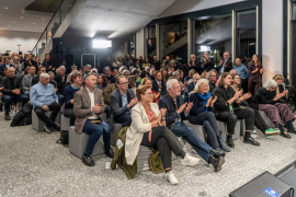 Präsident Prof. Dr. Norbert Gebbeken beim Foyer-Dialog (vordere Reihe, 2.v.l.). Foto: Edward-Beierle / StMB