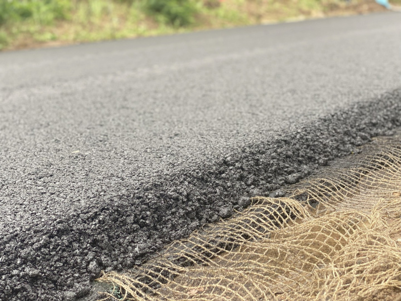 Das im Asphalt eingebettete Sensorgewebe soll kontinuierlich Messwerte liefern, aus denen sich Aussagen über den internen Zustand der Asphalttragschicht ableiten lassen. Foto: Fraunhofer WKI