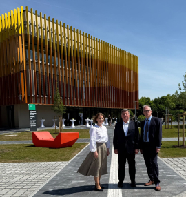 Bauminister Christian Bernreiter (m.) bei der Eröffnung des neues Forschungszentrums für Afrikastudien an der Universität Bayreuth