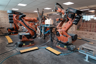 Produktion der Massivholz-Bausteine im Stammwerk von TRIQBRIQ. Foto: David Jäger / TRIQBRIQ 