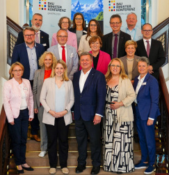 Die Bau- und Wohnungsministerinnen und -minister der Länder mit Bundesbauministerin Verena Hubertz bei der 146. Sonder-Bauministerkonferenz am 13. September 2025 in Berlin. Foto: StMB 