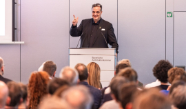 Dipl.-Ing. (FH) Alexander Lyssoudis, Vorstandsmitglied der Bayerischen Ingenieurekammer-Bau, bei seinem Vortrag "Technische Gebäudeausrüstung ... ganz einfach?". Foto: Johannes Müller