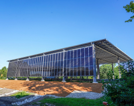 Die Photovoltaik-Überdachung an der Staatsstraße 2584. Foto: Thomas Winszczyk / StMB 