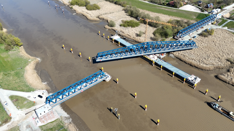 Die Friesenbrücke Weener wurde in der Kategorie Straßen- und Eisenbahnbrücken für den Deutschen Brückenbaupreis 2027 nominiert. © MCE GmbH 
