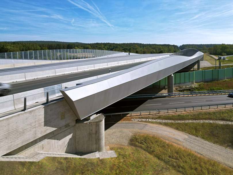 Das Brückenbauwerk Die Güßbacher Welle in Breitengüßbach wurde in der Kategorie Straßen- und Eisenbahnbrücken für den Deutschen Brückenbaupreis 2027 nominiert. © Hajo Dietz
