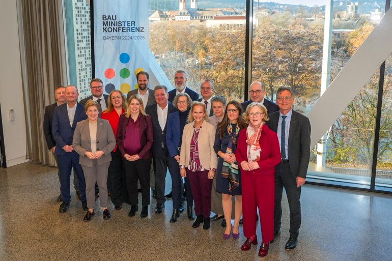 Gruppenfoto mit den Teilnehmerinnen und Teilnehmern der Bauministerkonferenz. Foto: StMB
