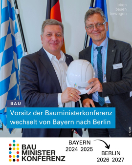 Bayerns Bauminister Christian Bernreiter übergibt den Vorsitz der Bauministerkonferenz an den Berliner Bausenator Christian Gaebler.