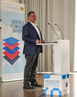 Bayerns Bauminister Christian Bernreiter bei der Abschlussveranstaltung zur Einführung der digitalen Planungs- und Beteiligungsplattform DiPlanung. Foto: StMB