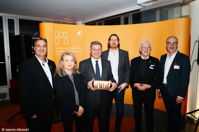 BDB Bayern zeichnet Bayerns Bauminister Christian Bernreiter als Ehrenbaumeister aus