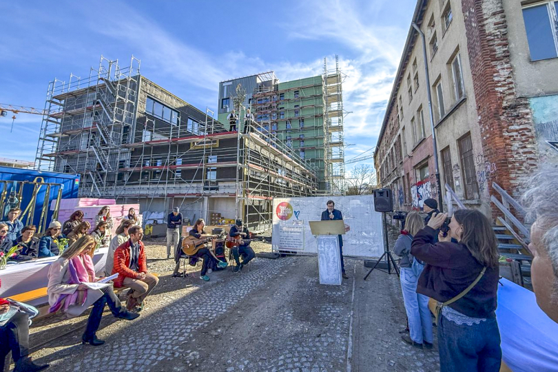 Gebäudetyp-e in Bayern: "Das große kleine Haus" feiert Richtfest