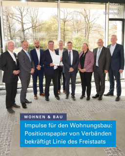 Kammerpräsident Prof. Dr. Norbert Gebbeken (l.) bei der Übergabe des neuen Positionspapiers des Verbändebündnisses "Impulse für den Wohnungsbau Bayern“ an Bayerns Bauminister Christian Bernreiter (4.v.l.). Foto: Winszczyk / StMB