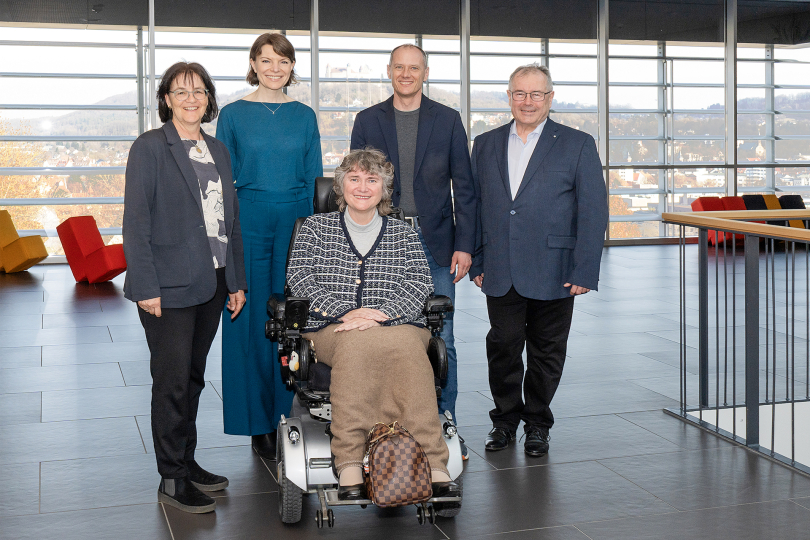 Gisela Raab (Geschäftsführerin Raab-Bau & Mitglied im Hochschulrat der HS Coburg), MdB Emmi Zeulner, Sabine Saam (Behindertenbeauftragte Stadt Baunach, Stadträtin), Prof. Dr. Stefan Gast (Hochschulpräsident), Prof. Dr. Egbert Keßler (Dekan der Fakultät Design + Bauen). Foto: Michael Christian Müller / Hochschule Coburg