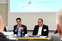 Marcel Dresse (l.), B + L Marktdaten GmbH, und Roland Fischer, Vizepräsident des BTGA, stellen das BTGA-Frühjahrsgutachten bei der Light + Building 2026 vor. Foto: BTGA e.V.
