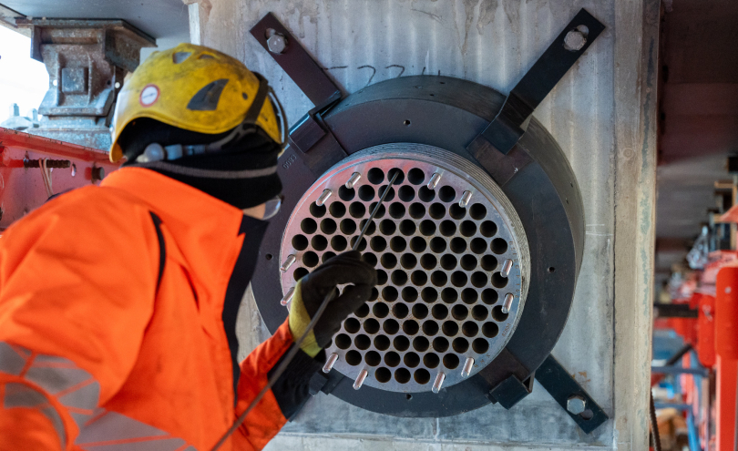 Millimeterarbeit in großer Höhe: Bereits beim Bau der Pylone wurden die Voraussetzungen für den späteren Einbau der Schrägseile geschaffen. Nun greifen alle Elemente exakt ineinander. © PORR