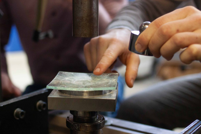 Das Bruchbild nach dem Biegeversuch: Reicht die Qualität der alten Fensterscheibe aus, um sie in neuen Mehrfachgläsern wiederzuverwenden? (Foto: Louis Dickhaut) 